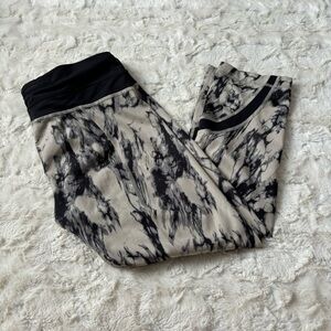 Lululemon Women's Size 8 Black Marbled Cropped Leggings